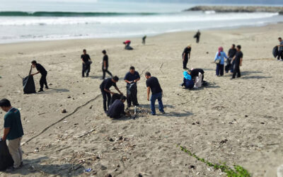 Semangat Transformasi Kesehatan Membersihkan Pantai Pangandaran