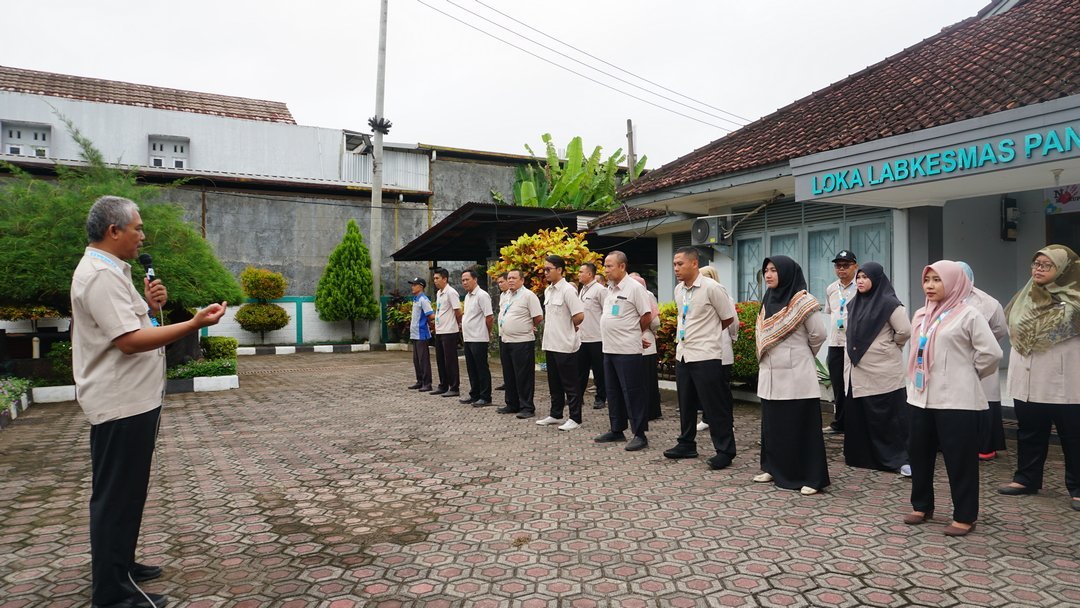 Amanat Mengawal Integritas dalam Apel Pagi Loka Labkesmas Pangandaran