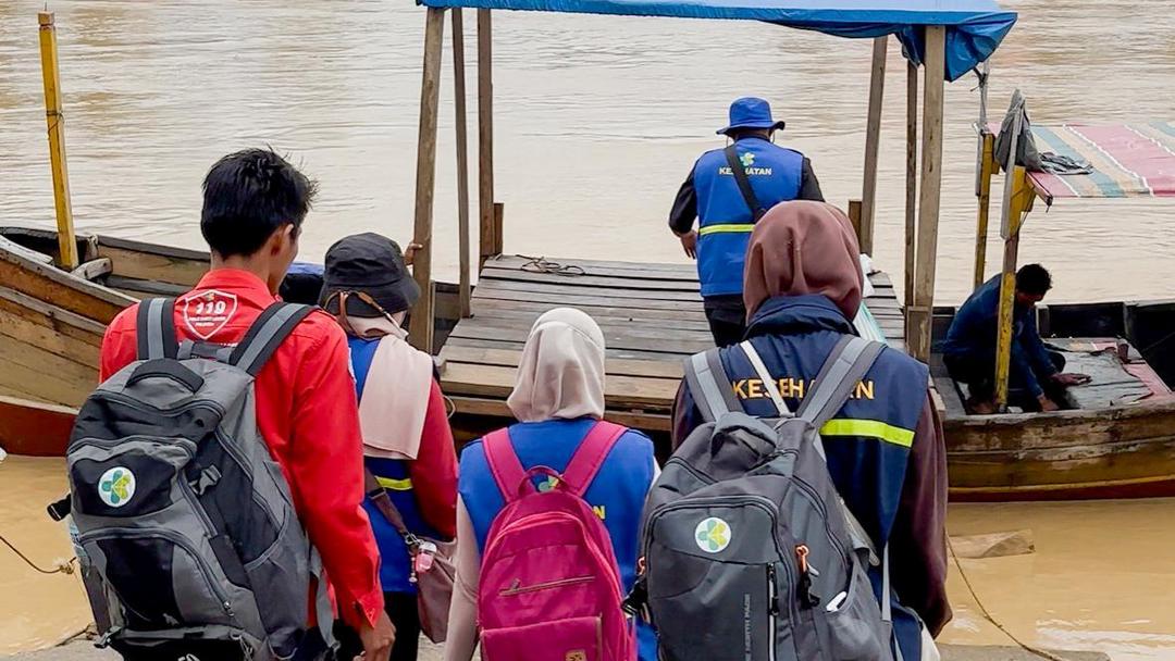 Lewati Jalan Berlumpur dan Sungai Meluap, Relawan Kesehatan Tetap Jangkau Warga Terisolasi Aceh Tamiang