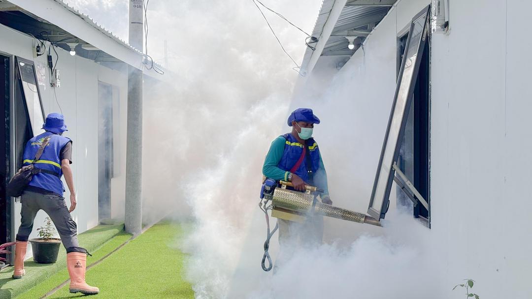 Relawan TCK Kemenkes Lakukan Pengendalian Vektor di Hunian Sementara untuk Cegah Penyakit Berbasis Lingkungan