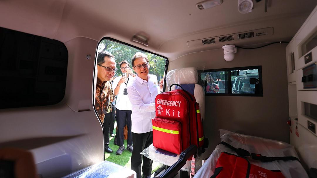 Kemenkes Salurkan Bantuan Ambulans dan Alkes dari Swasta untuk Sumatra
